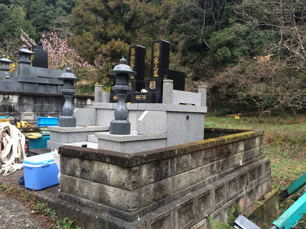 熊本県上天草市松島町合津にて、墓石の修繕（地盤沈下による建て直し工事）工事を承りました。の画像