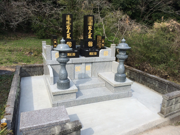 熊本県上天草市松島町合津にて、墓石の修繕（地盤沈下による建て直し工事）工事を承りました。（工事完了）の画像