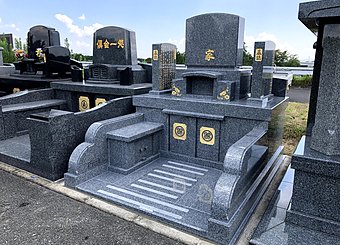 自社加工ー国産天山石「紺碧」の墓石のイメージ