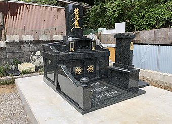 上天草市姫戸町にてインド産黒御影石の墓石