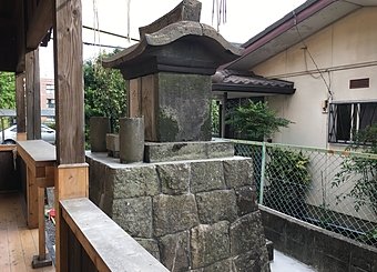 震災被害の神社石製社（やしろ）の修復工事