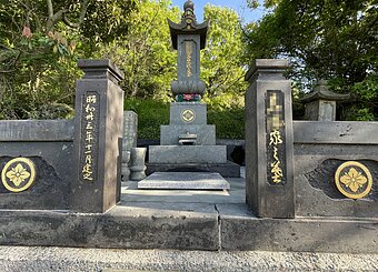 天草市有明町にて、墓石クリーニング（金箔入れ直し）のイメージ