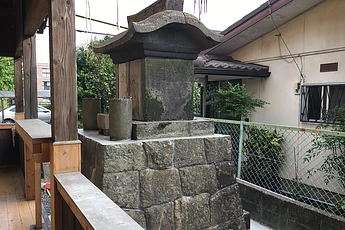震災被害の神社石製社（やしろ）の修復工事