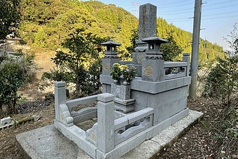 熊本県上天草市にて墓石のクリーニング（洗浄）