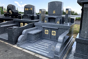 自社加工ー国産天山石「紺碧」の墓石
